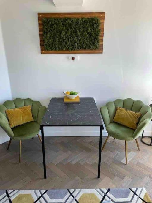 Sea View - 2 Bedroom - West Pier - * Hove